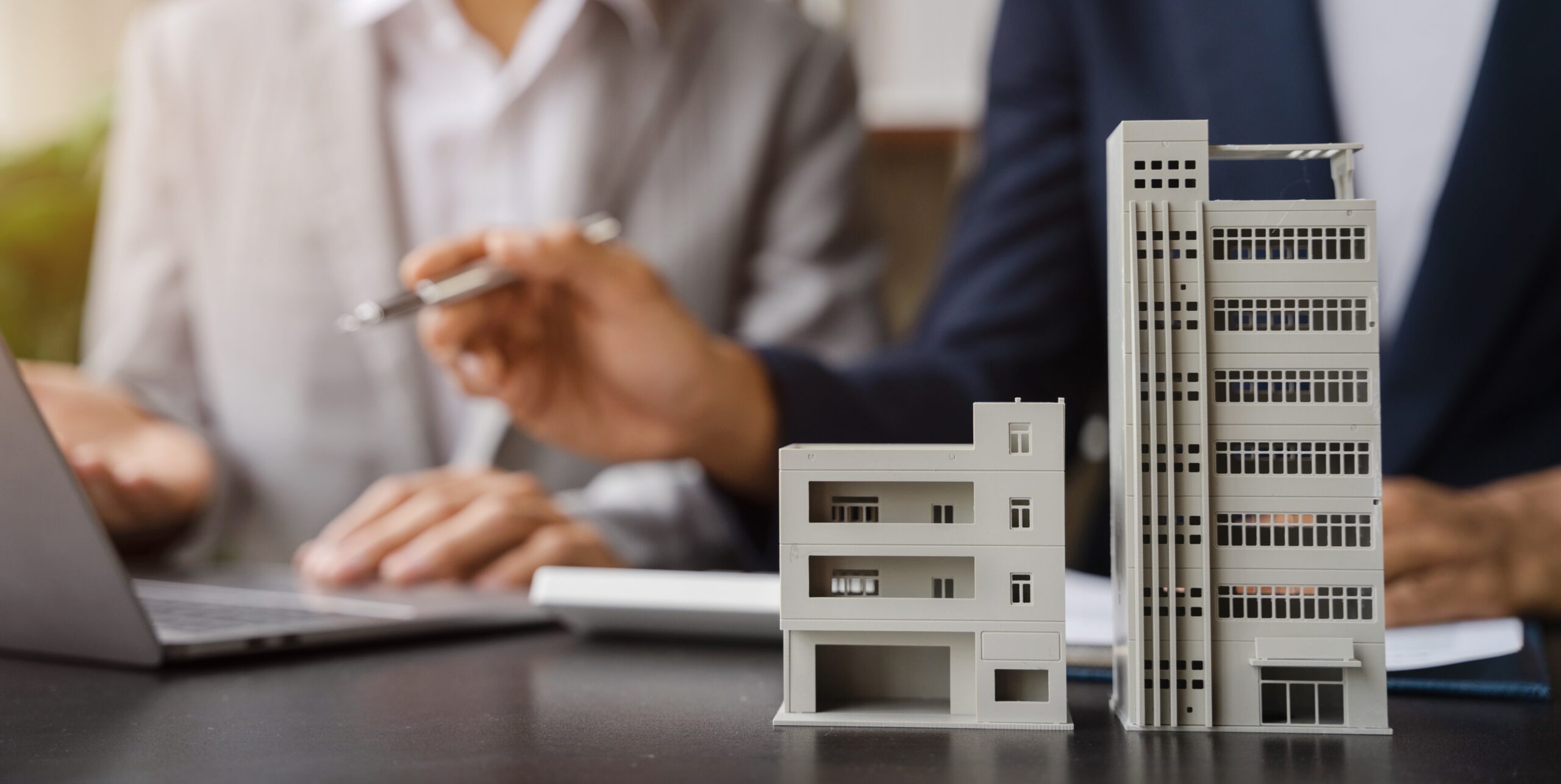 House,Model,With,Agent,Asking,Costumer,For,Contract,To,Buy,